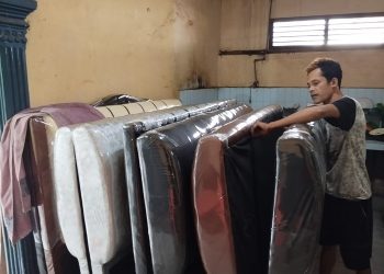 Sukandi saat mengecek sofa di tempat kerjanya fi Paal Merah, Kota Jambi, Rabu (19/07/2023). (Dok. siklusjambi)