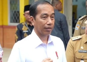 Presiden Jokowi pakai kemeja putih produksi SMKN 4 Jambi saat kunjungan ke SMKN 2 Bengkulu Tengah, Kamis (20/7/2023) (Dok. Tangkapan layar akun intagram @alharisjambi)
