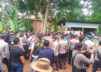 Polda Jambi Backup Polres Muaro Jambi Bubarkan Massa Pemblokiran Gerbang PT FPIL di Kumpeh Ulu, Kamis (20/07/2023). (Dok. Siklusjambi)