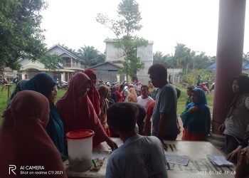 Warga yang sedang mengantri untuk mendapatkan gas LPG 3 KG, Kamis (20/07/2023). (Dok. Misbah)
