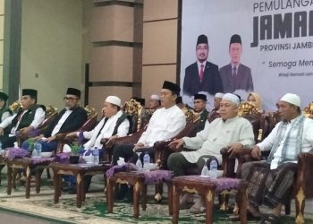 Gubernur Al Haris Sambut Kepulangan 369 Jemaah Haji Jambi Kloter 20 di Asrama Haji Kota Baru Jambi, Jumat (21/07/2023). (Foto: Diskominfo/Said)