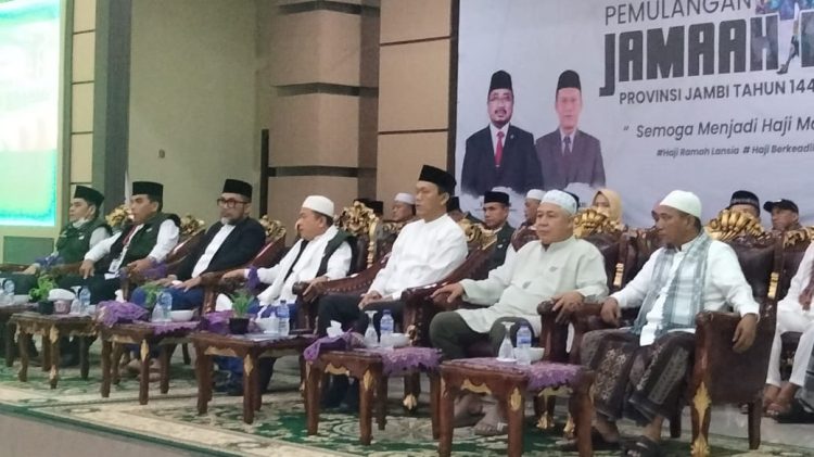 Gubernur Al Haris Sambut Kepulangan 369 Jemaah Haji Jambi Kloter 20 di Asrama Haji Kota Baru Jambi, Jumat (21/07/2023). (Foto: Diskominfo/Said)