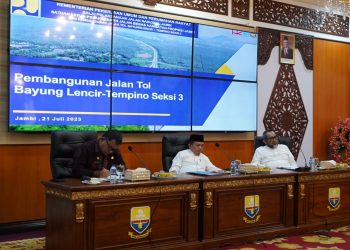 Rakor Pembebasan Lahan Fasilitas Umum Pembangunan Jalan Tol di Wilayah Provinsi Jambi di VIP Room Rumah Dinas Gubernur Jambi, Jum'at (21/07/2023). (Foto: Novriansah -Kominfo)
