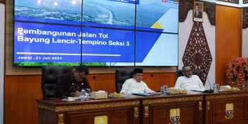 Rakor Pembebasan Lahan Fasilitas Umum Pembangunan Jalan Tol di Wilayah Provinsi Jambi di VIP Room Rumah Dinas Gubernur Jambi, Jum'at (21/07/2023). (Foto: Novriansah -Kominfo)