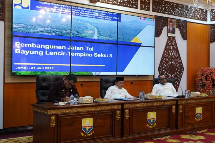 Rakor Pembebasan Lahan Fasilitas Umum Pembangunan Jalan Tol di Wilayah Provinsi Jambi di VIP Room Rumah Dinas Gubernur Jambi, Jum'at (21/07/2023). (Foto: Novriansah -Kominfo)