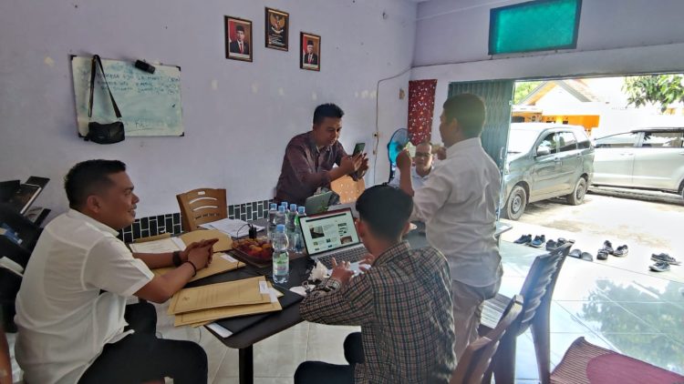 Pemeriksaan keaslian berkas media Ampar.id oleh tim verifikasi Dewan Pers di kantor Ampar.id di Jalan Nusa Indah II, Kota Jambi, Jumat (21/07/2023). (Dok. siklusjambi)