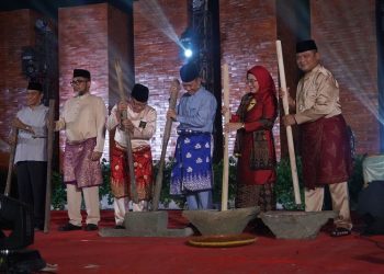 Danrem 042/Gapu saat Hadiri Pembukaan Festival Batanghari Karisma Event Nusantara di Ruang Terbuka Hijau Taman Putri Pinang Masak, Kota Jambi, Jumat (21/07/2023). (Dok.Penrem 042/Gapu)