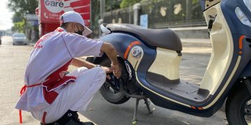Mekanik Layanan Honda Care saat menangani kendala sepeda motor konsumen di jalan kota jambi (22/07/2023). (Dok. Ajeng -Sinsen)