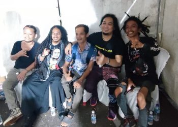 Alvons Freedom bersama anggota band nya pada acara KBSS ke-XIX di lapangan Bandara Lama Kota Jambi, Sabtu (23/07/2023). (Foto: siklusjambi)