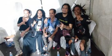 Alvons Freedom bersama anggota band nya pada acara KBSS ke-XIX di lapangan Bandara Lama Kota Jambi, Sabtu (23/07/2023). (Foto: siklusjambi)