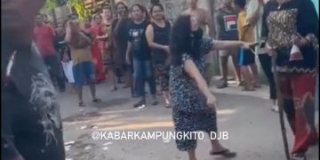 Video Emak-emak Gerebek Base Camp Sabu di Kelurahan Rawasari, Kecamatan Alam Barajo, Sabtu (22/07/ 2023) (Dok. Capture video instagram @kabarkampungkito)