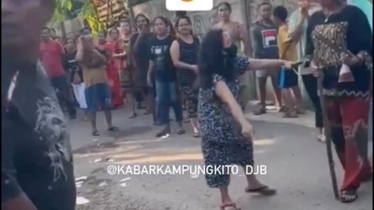 Video Emak-emak Gerebek Base Camp Sabu di Kelurahan Rawasari, Kecamatan Alam Barajo, Sabtu (22/07/ 2023) (Dok. Capture video instagram @kabarkampungkito)