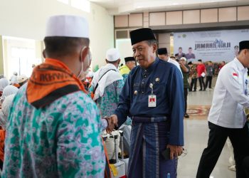 Wagub Sani saat penyambutan kepulangan Jemaah Haji asal Provinsi Jambi kloter BTH 23 di Asrama Haji Jambi, Senin (24/7/2023). (Foto: Diskominfo/Novriansyah)