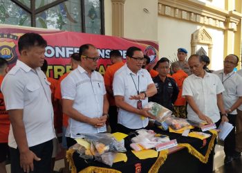 Dirresnarkoba Polda Jambi, Kombes Pol. Thomas Panji Susbandaru saat konferensi pers ungkap kasus penyalahgunaan narkoba di Lobby B Mapolda pada Rabu, (27/07/23). (Foto: Ega)