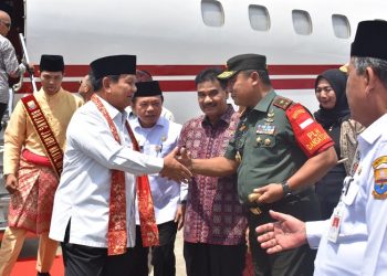 Danrem 042/Gapu Bersama Forkopimda Sambut Kedatangan Menhan RI Ke Jambi di Bandara Sultan Thaha, Kota Jambi, Rabu, (26/7/2023). (Dok. Penrem042/Gapu)
