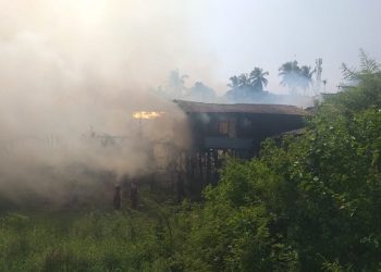 Kebakaran di belakang Pasar Angso Duo, tepatnya di Pulau Pandan, Kota Jambi, Kamis (27/7/2023). (Dok. siklusjambi)