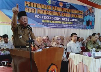 Abdullah Sani saat membuka PKKMB Politeknik Kesehatan Kemenkes Jambi Tahun Akademik 2023/2024, di Lapangan Upacara Politeknik Kemenkes Jambi, Senin (31/7/2023). (Foto: Diskominfo/Novriansah)