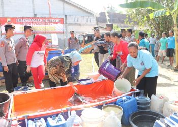 Bantuan Air Bersih Polri melalui Polres Grobogan kepada warga atas kekeringan yang terjadi di Dusun Karanganyar, Geyer, Grobogan. Senin (31/7/23). (Dok. Humas Polda Jambi)