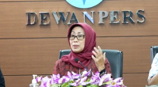 Ketua Dewan Pers, Dr Ninik Rahayu, dalam jumpa pers dengan awak media di Kantor Dewan Pers, Jakarta, Jumat (14/7). (Dok. dewanpers.or.id)