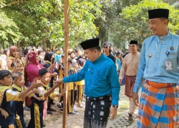 Al Haris saat menghadiri Sedekah Adat Empat Lawang Sejarangan, di kawasan Candi Muaro Jambi, Kabupaten Muaro Jambi, Minggu (06/08/2023). (Foto: Riky)