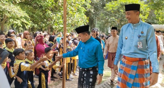 Al Haris saat menghadiri Sedekah Adat Empat Lawang Sejarangan, di kawasan Candi Muaro Jambi, Kabupaten Muaro Jambi, Minggu (06/08/2023). (Foto: Riky)