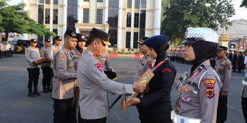Penyerahan penghargaan diberikan dalam Apel Pagi personel Polda Jambi di Lapangan Hitam Polda Jambi Senin (7/8/2023). (Dok. Humas Polda Jambi)