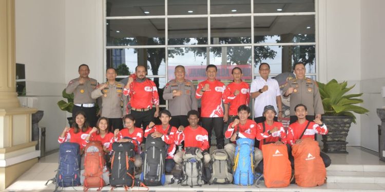 Pelepasan Rombongan Tim Ekspedisi Merah Putih Atap Sumatera di Lobby Utama Mapolda Jambi Rabu, (09/08/2023). (Dok. Humas Polda Jambi)