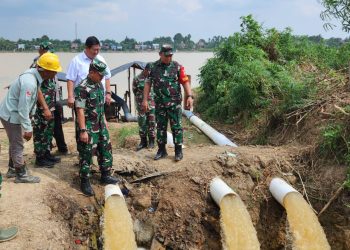 Danrem 042/Gapu Cek Langsung Proyek Water Intake Sungai Batanghari di Distrik VII Senin (28/08/2023). (Dok. Penrem 042/Gapu)