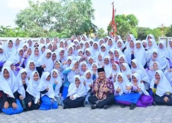 Momen foto bersama pada kegiatan "Aksi Bergizi di Sekolah" di SMP Islam Terpadu Nurul Ilmi 2, Kelurahan Simpang Rimbo Alam Barajo pada Selasa (29/8/2023). (Dok. Siklusjambi)