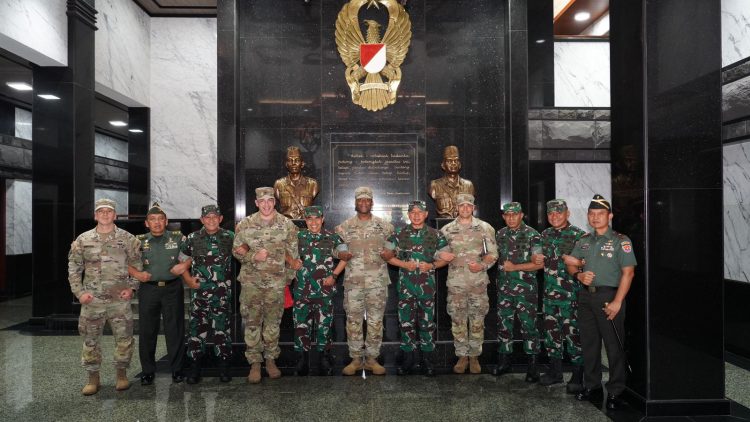 Wakasad Terima Kunjungan Commanding General Of I Corps US Army di Main Lounge, Markas Besar Angkatan Darat (Mabesad), Jakarta, Rabu (30/08/2023). (dok. Dispenad)