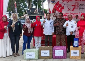Foto bersama usai pelaksanaan kegiatan di halaman Kantor Kesbangpol Provinsi Jambi, Kamis (31/08/2023). (Dok. Siklusjambi)