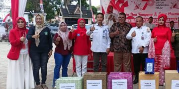 Foto bersama usai pelaksanaan kegiatan di halaman Kantor Kesbangpol Provinsi Jambi, Kamis (31/08/2023). (Dok. Siklusjambi)