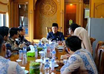 Abdullah Sani menerima audiensi KPID Provinsi Jambi di Ruang Rapat Wagub Jambi, Kamis (31/08/2023) (Foto : Patra -Kominfo)