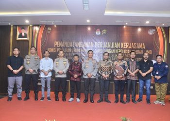 Penandatanganan perjanjian kerjasama antara KPU Provinsi dan Polda Jambi di Hotel BW Jambi, Selasa (1/8/2023). (Dok. Humas Polda Jambi)
