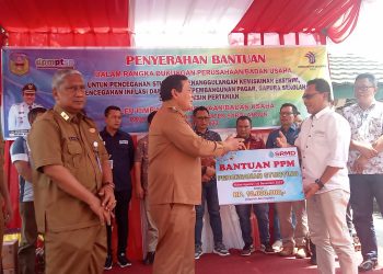 Penyerahan Bantuan Penanganan Stunting dan Pembangunan Pagar Sekolah SDN 110 Desa Lubuk Napal secara simbolis di Halaman Kantor DPMPTSP Sarolangun. Senin (31/07/2023). (Dok. Tania - Migas)