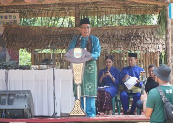 Abdullah Sani saat mengikuti rangkaian kegiatan Festival Bebiduk Besamo Ekspedisi Batanghari di Desa Muaro Pijoan Kabupaten Muaro Jambi, Rabu (02/08/2023). (Foto: Harun -Kominfo)