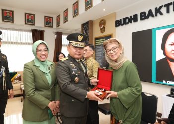 Kasad Jenderal TNI Dr. Dudung Abdurachman saat melantik 1.025 orang Paja pada Upacara Prasetya Perwira Diktukpa)TNI AD di Lapangan Wiradhika, Secapaad, Bumi Panorama, Hegarmanah, Bandung, Jawa Barat, Rabu (2/8/2023). (Dok Dispenad)