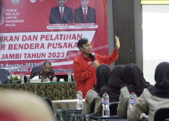 Edi Purwanto saat menjadi pembicara di depan 54 siswa-siswi Calon Pasukan Pengibar Bendera Pusaka Peringatan Hari Kemerdekan RI yang ke-78 di Hotel Golden Haevest, Kamis malam (3/8). (Dok. siklusjambi)