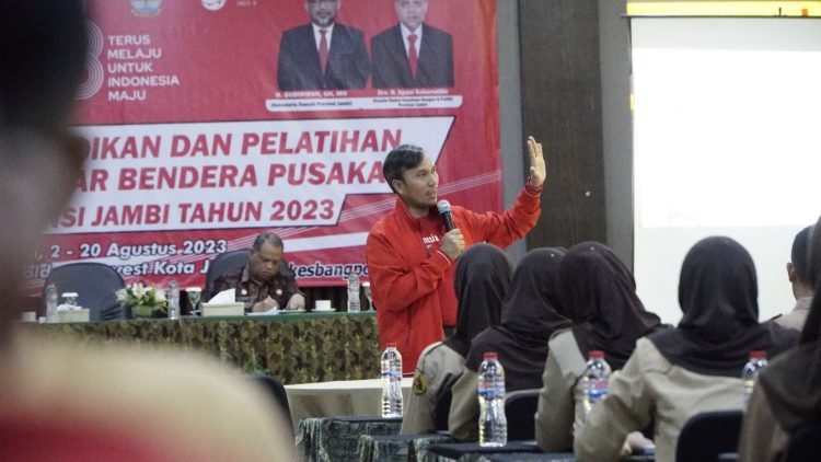 Edi Purwanto saat menjadi pembicara di depan 54 siswa-siswi Calon Pasukan Pengibar Bendera Pusaka Peringatan Hari Kemerdekan RI yang ke-78 di Hotel Golden Haevest, Kamis malam (3/8). (Dok. siklusjambi)