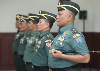 Kasad saat menerima Laporan Korps Kenaikan Pangkat 14 Perwira Tinggi (Pati) TNI AD di Guest House, Markas Besar Angkatan Darat, Cilangkap, Jakarta, Jumat (4/8/2023). (Dok. Dispenad)