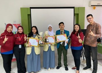 Foto bersama para pemenang AHM Best Student 2023 dan tim Honda di Safety Riding Center Honda Sinsen, Pal VI Kota Jambi, pada Selasa (08/08/2023). (Dok. Ajeng Sinsen)