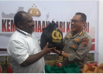 Penyaluran 264,7 Ton Beras dan 1.500 Sembako untuk Warga Papua, Kamis, (10/08/2023). (Dok.Div Humas Polri)