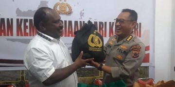 Penyaluran 264,7 Ton Beras dan 1.500 Sembako untuk Warga Papua, Kamis, (10/08/2023). (Dok.Div Humas Polri)