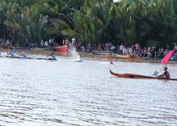 Perahu Anak Bugis lebih dahulu masuk garis finis di Desa Merbau, Rabu (9/8). (Dok. Siklusjambi/Bambang) 