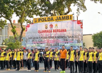 Apel Pagi personel dan Olah Raga bersama di Lapangan Hitam Mapolda Jambi Jumat, (11/08/2023). (Dok.Humas Polda Jambi)