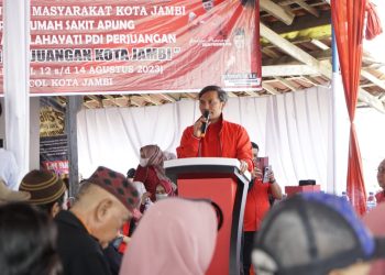 Ketua DPD PDIP Jambi, Edi Purwanto saat menyambut Rombongan Kapal RS Terapung Laksamana Malahayati pada Jumat, (11/8). (Dok. Siklusjambi)