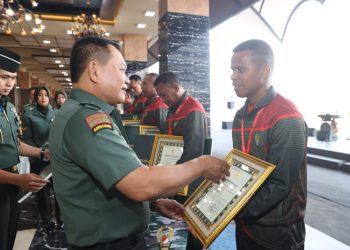 Kasad Apresiasi Kontingen TNI AD berjumlah 257 orang yang terdiri dari para atlet, pelatih dan official, di Lapangan Upacara Mabesad Jakarta, Senin (14/8/2023). (Dok. Dispenad)