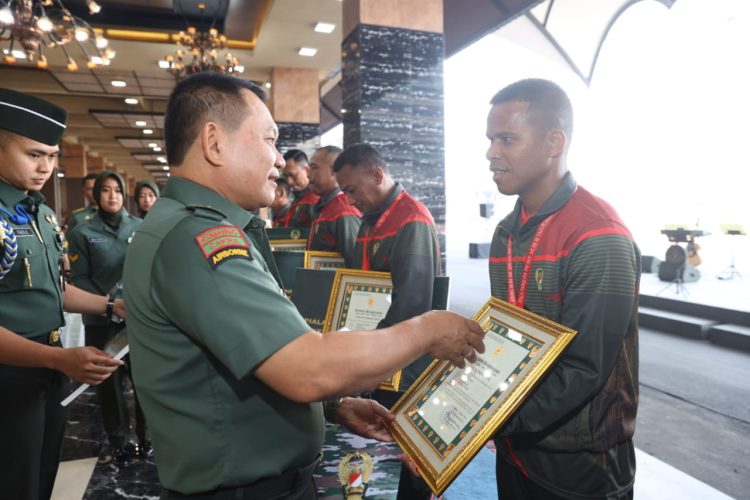 Kasad Apresiasi Kontingen TNI AD berjumlah 257 orang yang terdiri dari para atlet, pelatih dan official, di Lapangan Upacara Mabesad Jakarta, Senin (14/8/2023). (Dok. Dispenad)