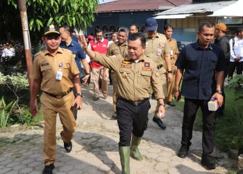 Al Haris bersama OPD Terkait dan warga bergotong-royong membersihkan drainase di Kelurahan Simpang IV Sipin Kota Jambi, Selasa (15/08/2023). (Foto: Diskominfo/Agus Supriyanto)