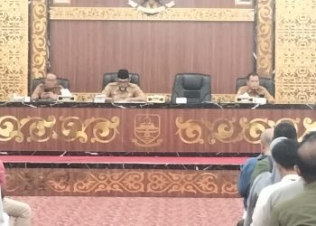 Sekda saat memimpin Rapat Panitia Penyelenggara Pertikawan Regional Sumatera tahun 2023, di Ruang Pola Kantor Gubernur Jambi, Selasa (15/08/2023). (Dok. Diskominfo/Sapra)